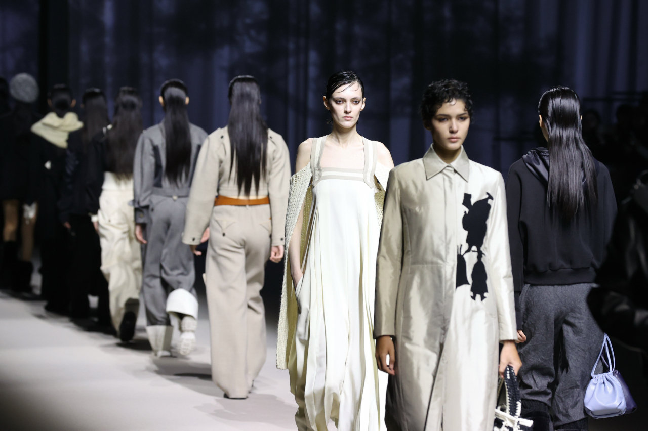 Models showcase the latest designs on the runway during Seoul Fashion Week‘s Fall-Winter 2024 event at Dongdaemun Design Plaza in Seoul on Feb. 1. (Yonhap)