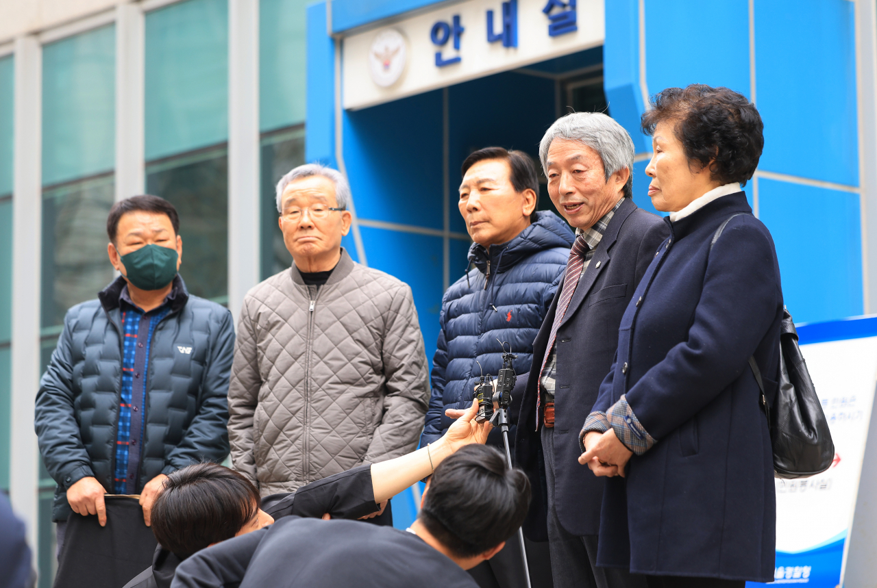 한국전쟁기 군경에 의한 ‘민간인 희생자’ 유족 백남식 씨(왼쪽 두번째)와 백남선 씨(왼쪽 세번째)가 지난달 14일 오전 서울경찰청 앞에서 김광동 진실화해위원장을 사자명예훼손 혐의로 고소하기에 앞서 입장을 밝히고 있다. 이들은 진실화해위가 진실규명 결정서에 민간인 희생자 백락용·백락정(백남선 씨 아버지) 씨에 관해 ‘악질 부역자’ 등 사실로 확인되지 않은 내용을 적어 사실을 왜곡하고 모멸감을 줬다고 주장했다. [연합]