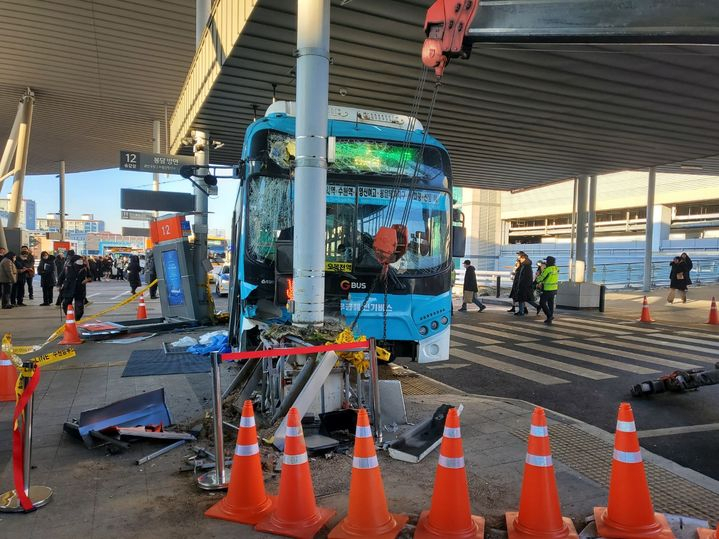 지난해 12월 22일 수원역 버스환승센터 사고 현장 .[뉴시스]