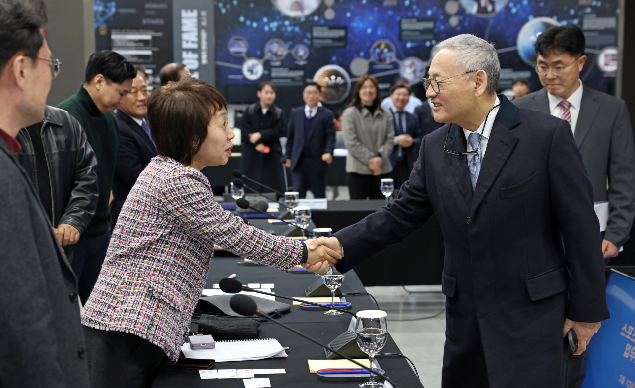 유인촌 장관과 전문가의 악수. “잘 해 봅시다. 저도 내실있게 잘 할께요”