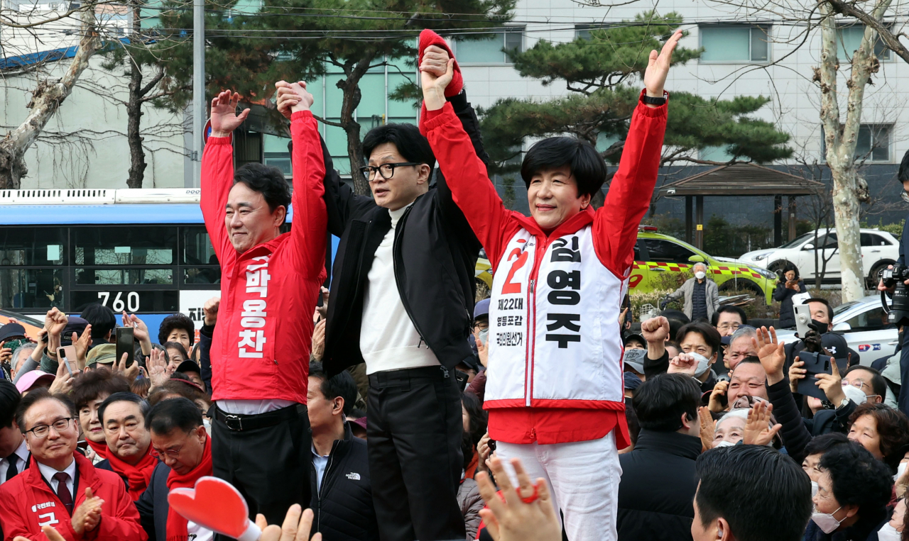 한동훈 국민의힘 비상대책위원장이 12일 서울 영등포구 타임스퀘어를 방문해 시민들에게 김영주(영등포갑)·박용찬(영등포을) 후보의 지지를 호소하고 있다. [연합]