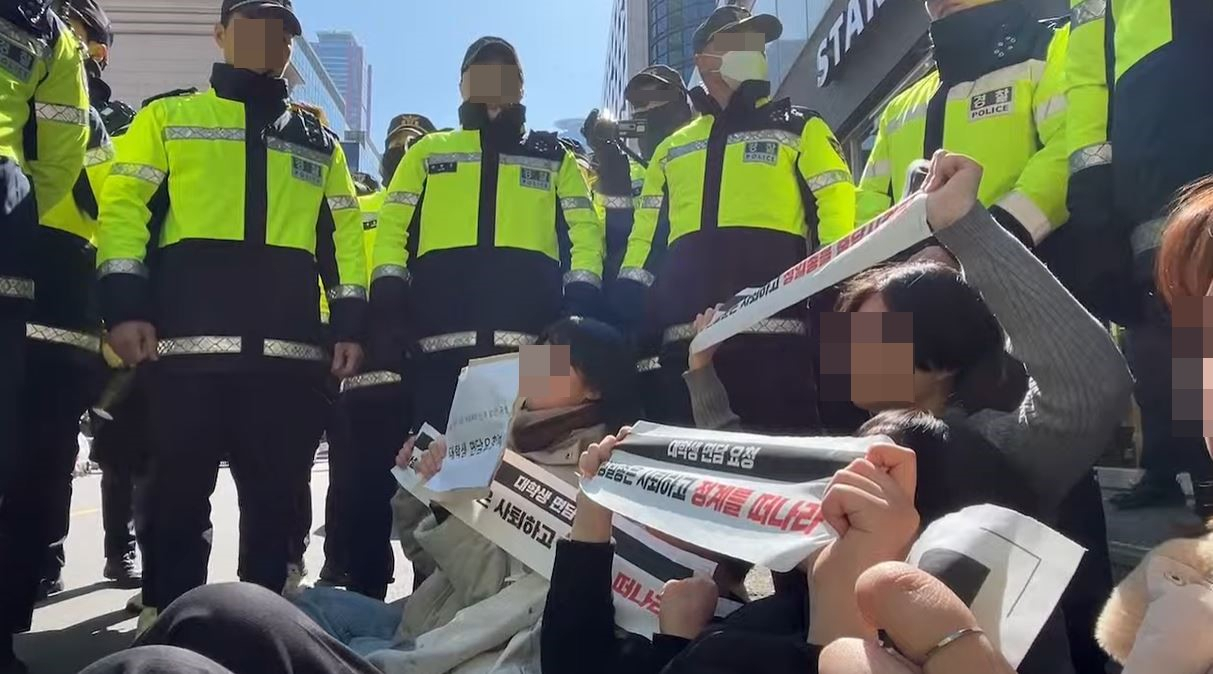 한국대학생진보연합(대진연) 회원들이 9일 국민의힘 당사 앞에서 '이토 히로부미 발언'으로 논란을 일으킨 성일종 의원의 사퇴를 요구하며 연좌시위를 하고 있다. 이날 대진연 회원 7명은 국민의힘 당사에 난입해 건조물침입 등 혐의로 현행범 체포했다. [연합]
