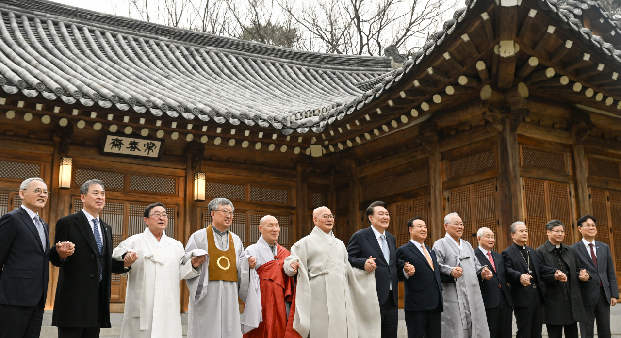윤석열 대통령이 12일 청와대 상춘재 앞에서 종교지도자 오찬 간담회 참석자들과 기념촬영을 하고 있다. 왼쪽부터 유인촌 문화체육관광부 장관, 천도교 주용덕 교령 대행, 한국민족종교협의회 김령하 회장, 원불교 나상호 교정원장, 천태종 총무원장 덕수스님, 조계종 총무원장 진우스님, 윤 대통령, 한국교회총연합 대표회장 장종현 목사, 유교 최종수 성균관장, 수원중앙침례교회 김장환 원로목사, 한국 천주교 주교회의 이용훈 의장, 천주교 서울대교구 정순택 교구장, 이관섭 대통령 비서실장. [연합]