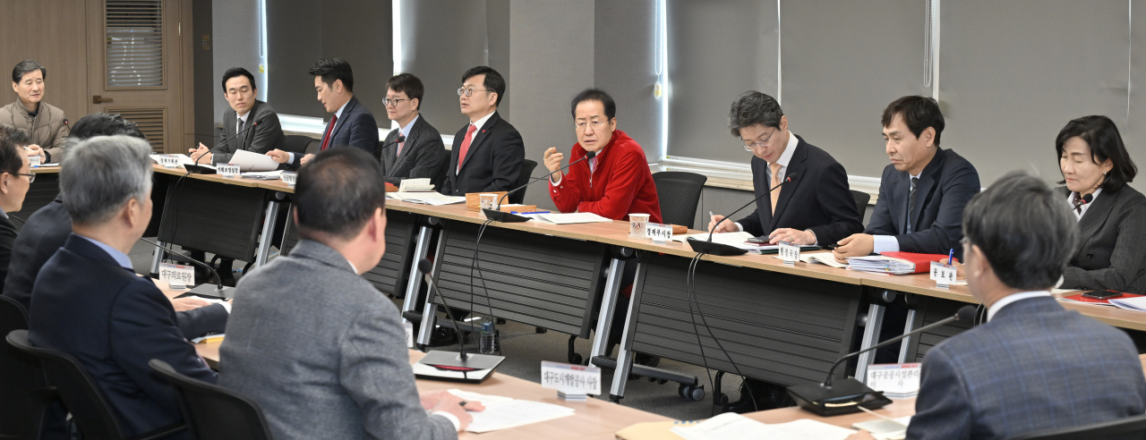 홍준표 대구시장이 12일 대구시청 산격청사 대회의실에서 3월 산하기관장 회의를 열고 있다.[대구시 제공]
