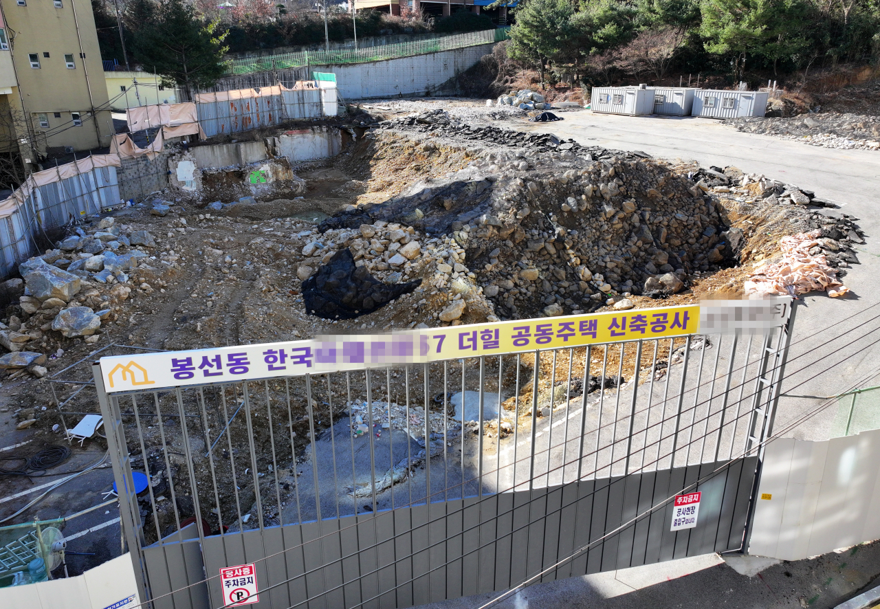 광주·전남 중견 건설사인 한국건설이 은행에 중도금 이자를 내지 못하는 등 유동성 위기설이 불거지면서 아파트 분양자들의 불안감이 커지고 있다. 연합뉴스