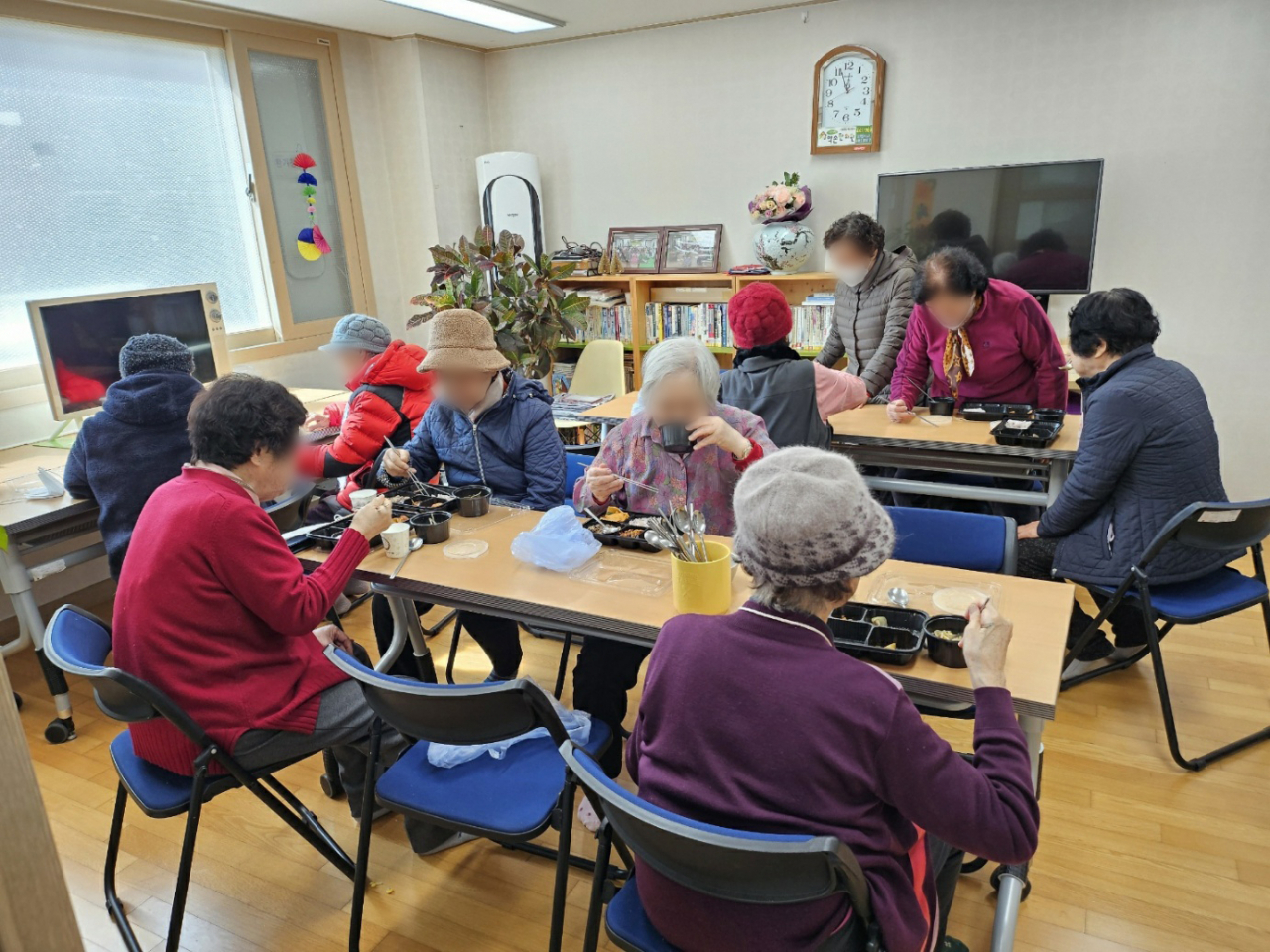 서울 강남구는 올해 처음으로 자활사업단이 만든 점심 도시락을 경로당에 배달하는 사업을 실시한다고 13일 밝혔다. 경로당에서 어르신들이 자활사업단의 도시락으로 식사하고 있다.[강남구 제공]