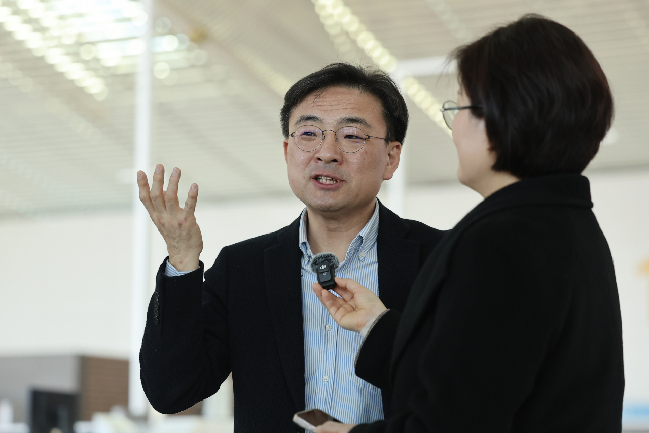 조국혁신당 신장식 수석대변인이 10일 오후 인천국제공항 제2여객터미널에서 이종섭 전 국방부 장관 출국 관련 취재진 질문에 답하고 있다. [연합]