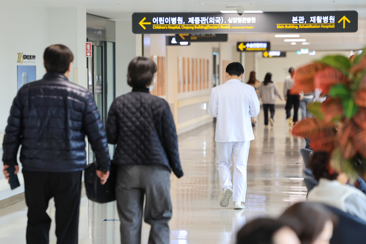 정부는 지난 11일 공중보건의사(공보의)와 군의관을 상급종합병원에 파견했다. 정부는 한 달간 상급종합병원 20곳에는 군의관 20명과 공보의 138명 등 총 158명을 파견한다. [연합]