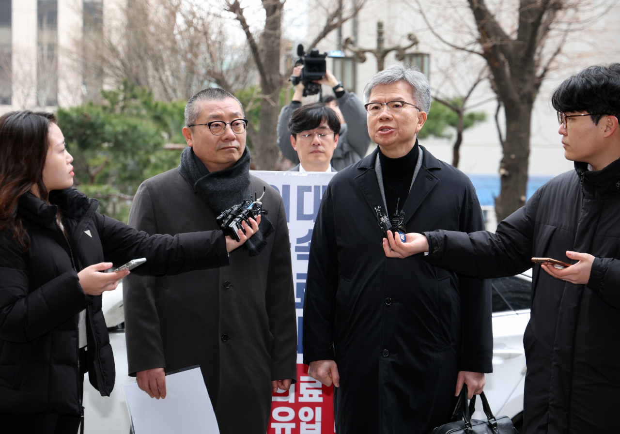 박명하(왼쪽 두번째부터) 대한의사협회 비상대책위원회 조직위원장과 김택우 의협 비상대책위원장이 12일 전공의 파업 관련 조사를 받기 위해 서울경찰청 광역수사단으로 출석하던 중 입장을 밝히고 있다. [뉴시스]