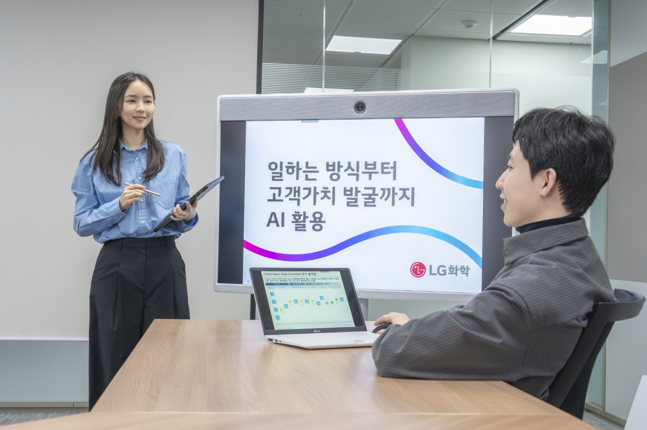 LG화학 임직원이 코딩 없이 활용 가능한 AI 분석 플랫폼 활용 방법을 교육하고 있다. [LG화학 제공]