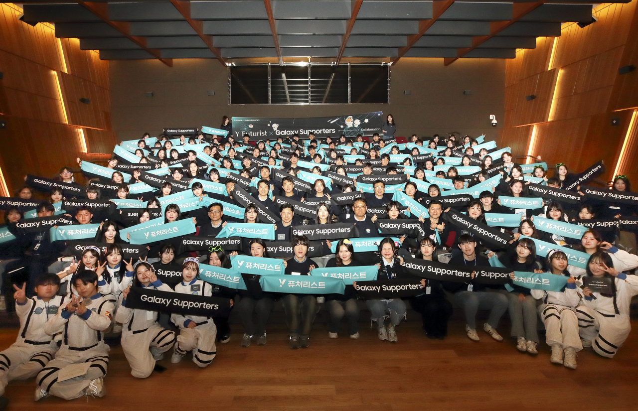 'Y퓨처리스트'와 '갤럭시 대학생 서포터즈' 대학생 200명이 협업 발대식에서 기념 촬영을 하고 있다. [KT 제공]