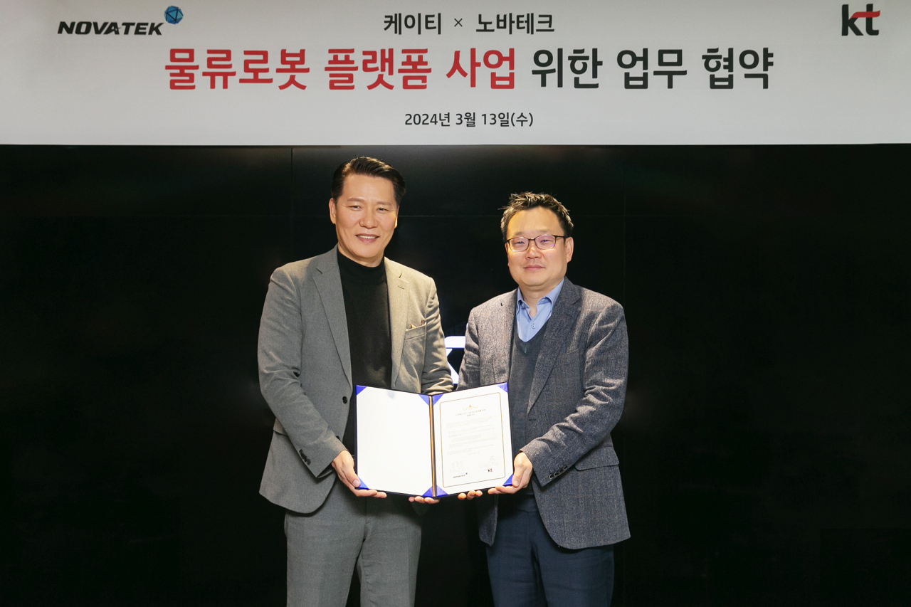 이상호 KT AI 로봇사업단 단장(오른쪽)과 송동석 노바테크 대표(왼쪽)가 13일 ‘물류로봇 플랫폼사업’을 위한 업무협약 체결 후 기념사진 촬영에 임하고 있다. [KT 제공]