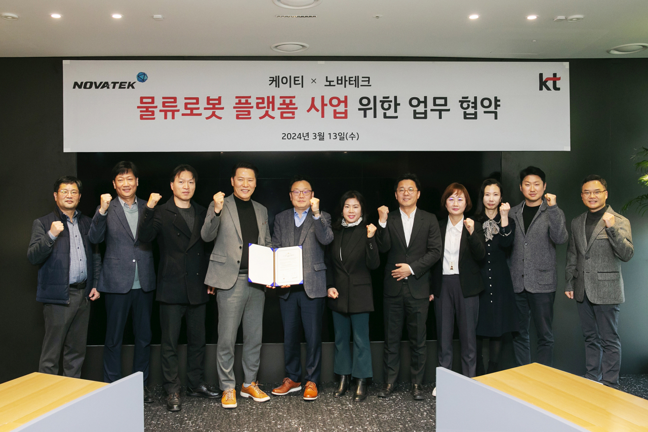 이상호 KT AI 로봇사업단 단장(왼쪽부터 다섯 번째)과 송동석 노바테크 대표(왼쪽부터 네 번째)를 비롯한 양사 임직원들이 13일 ‘물류로봇 플랫폼사업’을 위한 업무협약 체결 후 기념사진 촬영에 임하고 있다. [KT 제공]