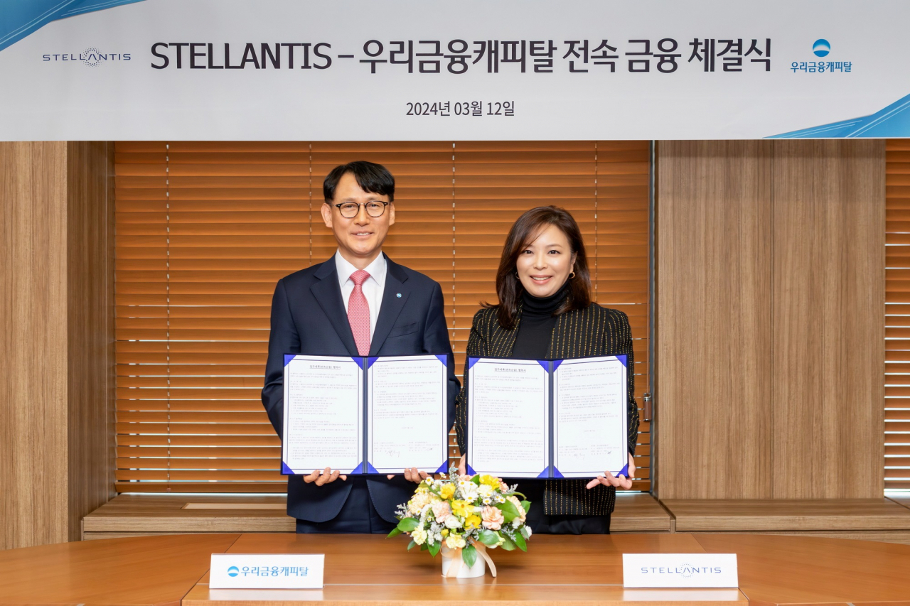 방실(오른쪽) 스텔란티스코리아 대표이사와 정연기 우리금융캐피탈 대표이사가 기념 촬영을 하고 있다. [스텔란티스 제공]