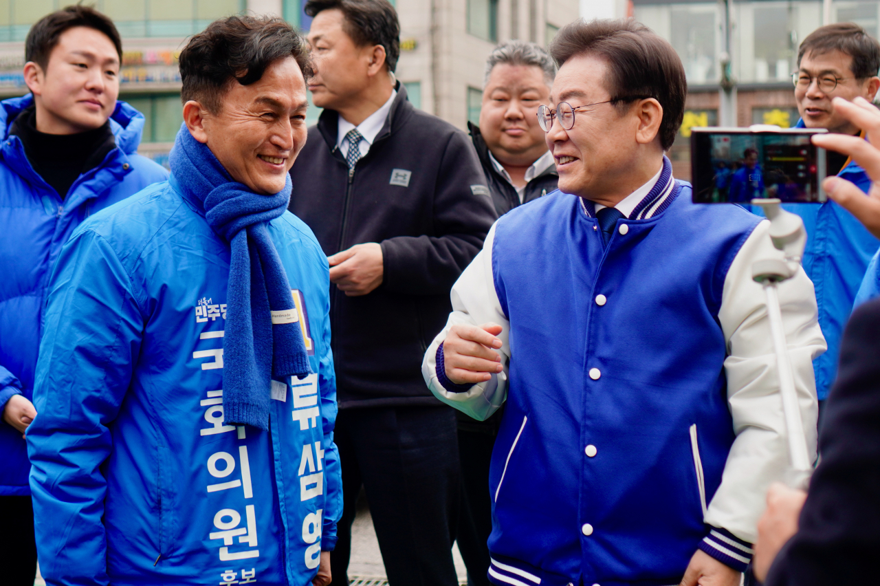 이재명 더불어민주당 대표가 12일 서울 동작을에 출마하는 류삼영 후보와 남성사계시장을 방문하고 있다. [연합]