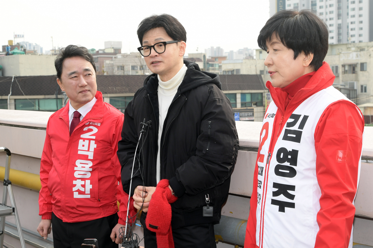 한동훈 국민의힘 비상대책위원장이 12일 서울 영등포역 옥상에서 철도 지하화 공약을 발표하고 있다. 왼쪽부터 박용찬 영등포을 후보, 한 비대위원장, 김영주 영등포갑 후보. [연합]