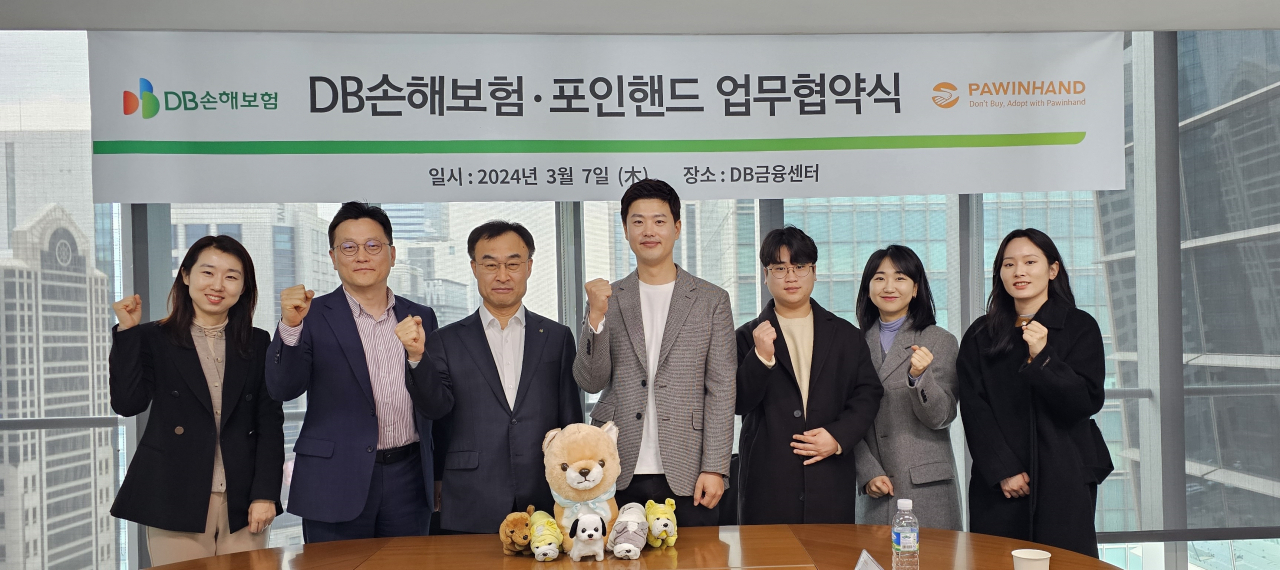 지난 7일 서울시 강남구 DB금융센터에서 DB손해보험 박성식 부사장(왼쪽 세번째)과 포인핸드 이환희 대표(오른쪽 네번째) 및 관계자들이 업무협약을 맺고 기념촬영을 하고 있다.