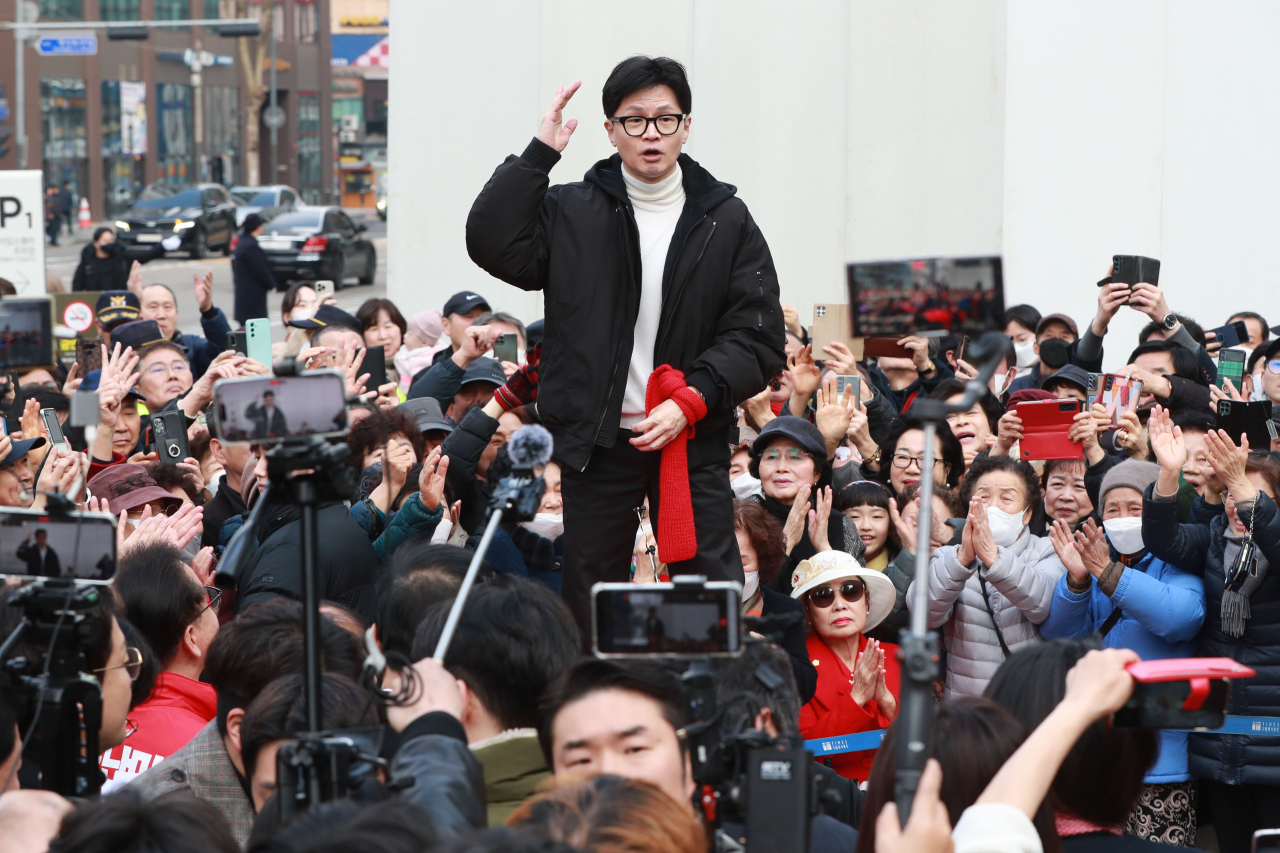 한동훈(가운데) 국민의힘 비상대책위원장이 12일 오후 서울 영등포구 타임스퀘어 앞 광장에서 시민들에게 인사하고 있다. [연합]