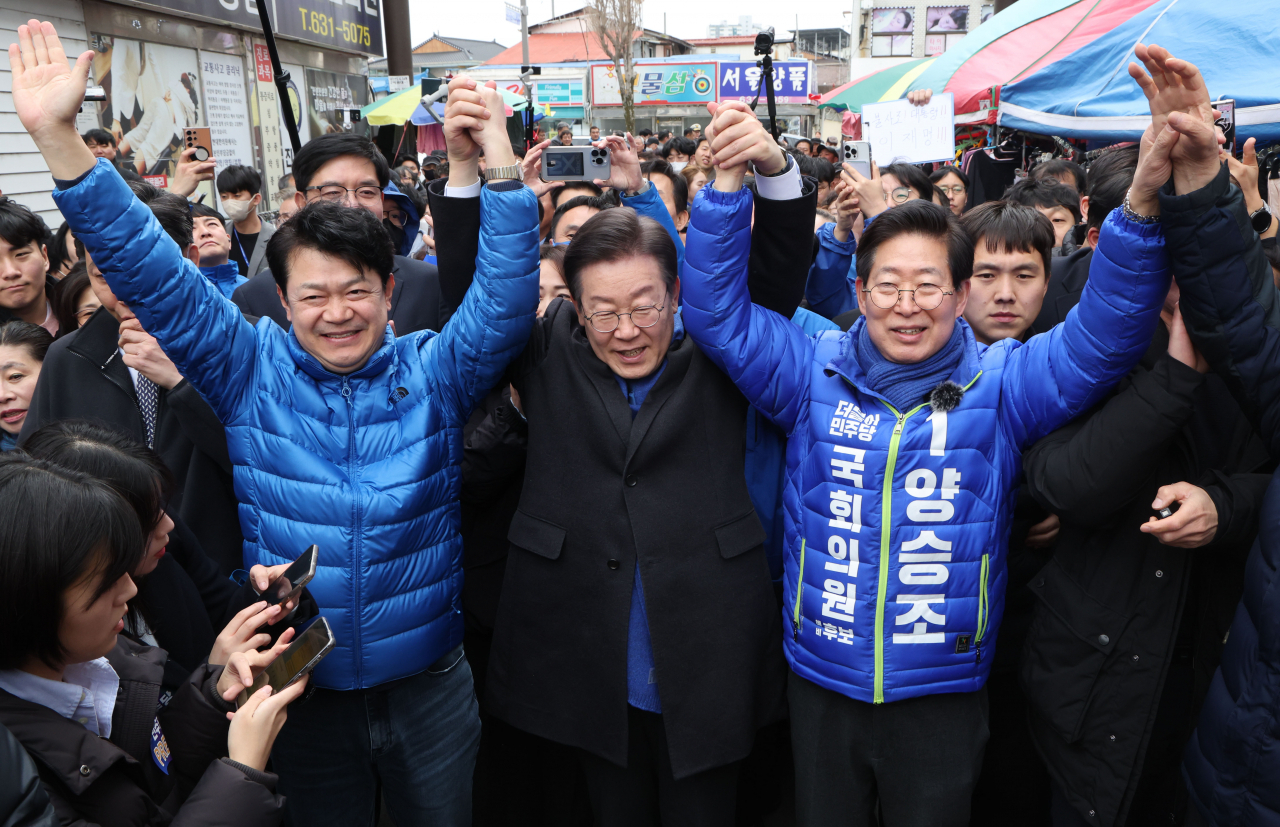 이재명(앞줄 가운데) 더불어민주당 대표와 양승조(앞줄 오른쪽) 홍성·예산 국회의원 후보가 11일 충남 홍성군 홍성시장을 방문해 시민들에게 인사하고 있다. [연합]