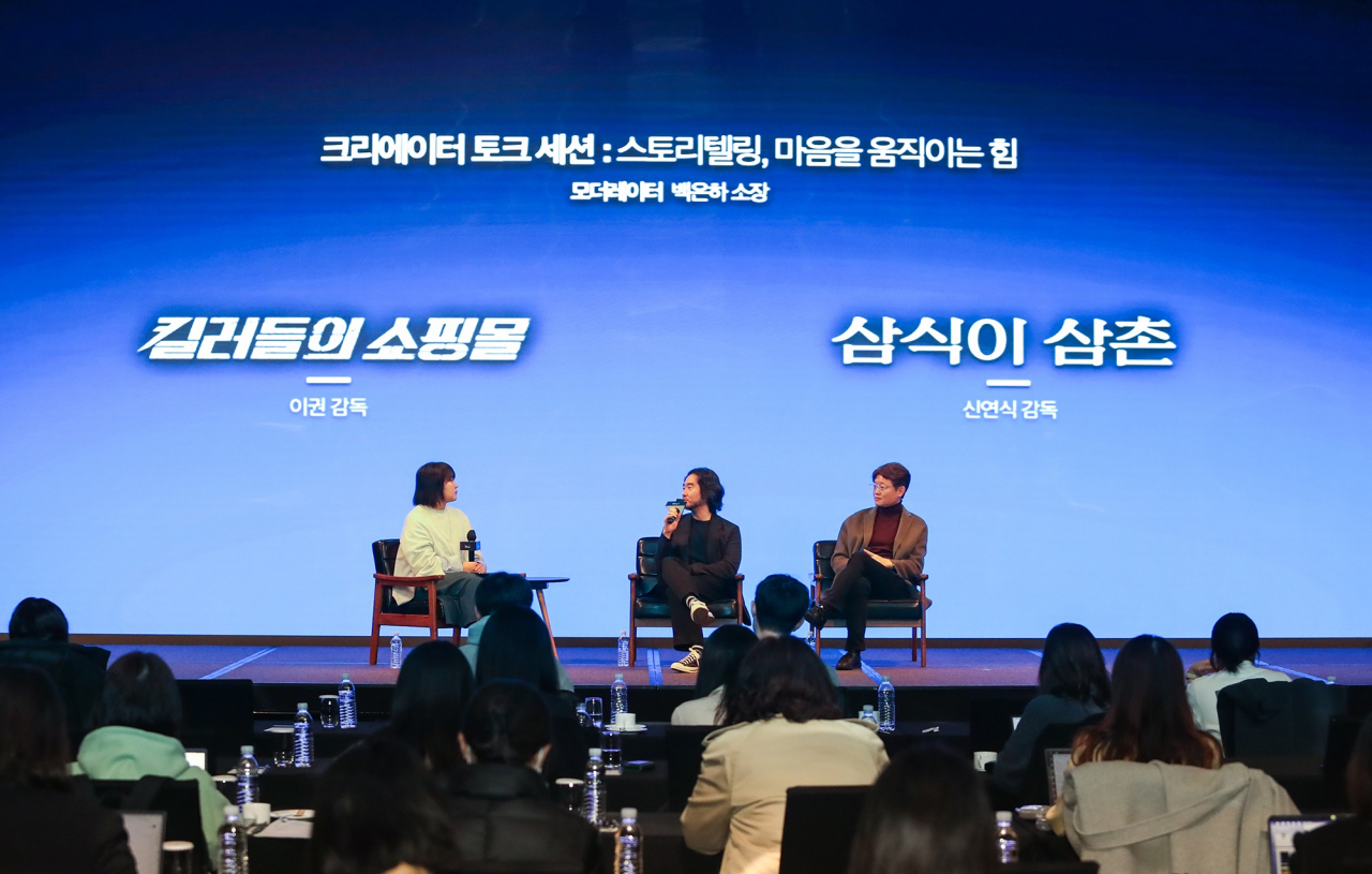 킬러들의 쇼핑몰 이권 감독(중앙)과 삼식이 삼촌 신연식 감독(우)이 3월 12일 진행된 2024 디즈니+ 콘텐츠 라인업 미디어 데이에서 백은하 배우연구소 소장(좌)의 진행 하에 ‘스토리텔링, 마음을 움직이는 힘’을 주제로 이야기를 나눴다.