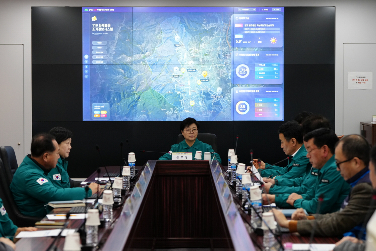 이순희 서울 강북구청장이 ‘디지털 강북 통합플랫폼’ 시연회에서 도시 안전 상황을 보고받고 있다.[강북구 제공]
