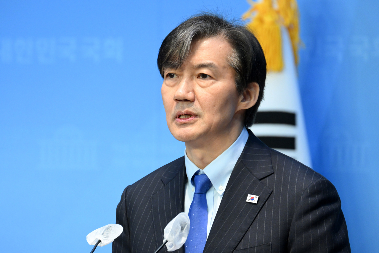 조국 조국혁신당 대표가 12일 오전 서울 여의도 국회 소통관에서 제22대 총선 관련 입장 발표 기자회견을 하고 있다. 이상섭 기자