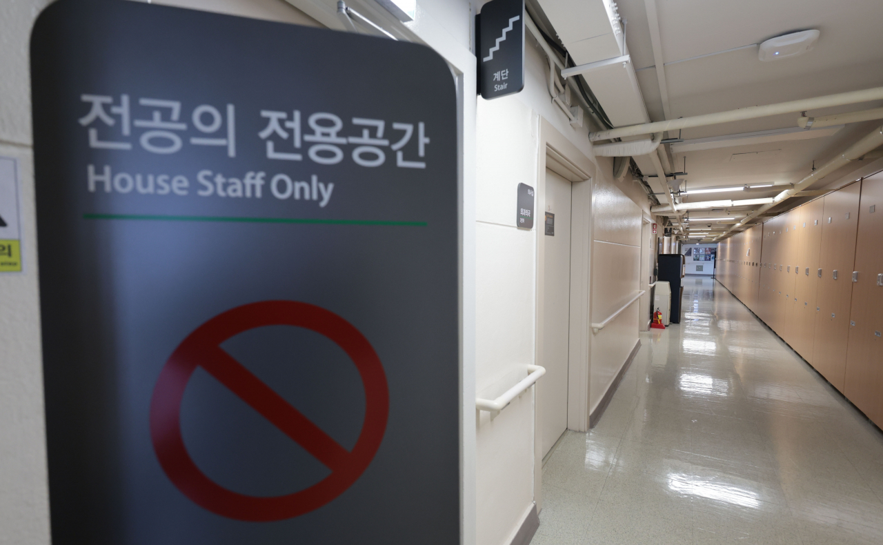 정부가 서울대 의대 교수회의 집단사직 결정에 우려를 표명하며 교수들의 진료유지 명령 검토 뜻을 밝힌 12일 서울의 한 대학병원 내 전공의 전용공간 모습. [연합]