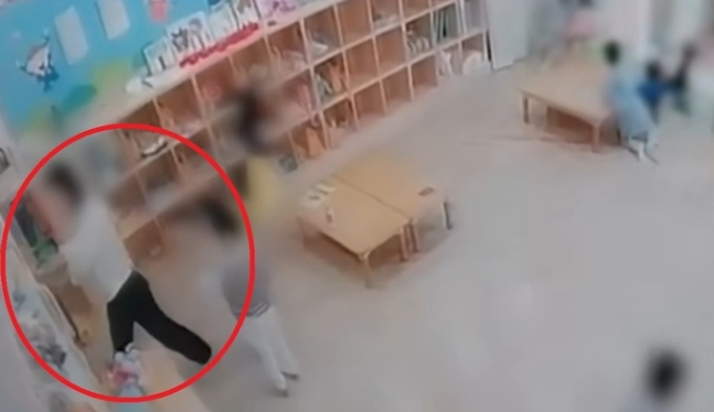 경기도 수원의 한 유치원에서 4세 아동의 손가락이 문에 끼어 절단된 사고 발생했다. 당시 유치원 교사가 문을 닫고 있는 모습. [MBC 보도화면 갈무리]