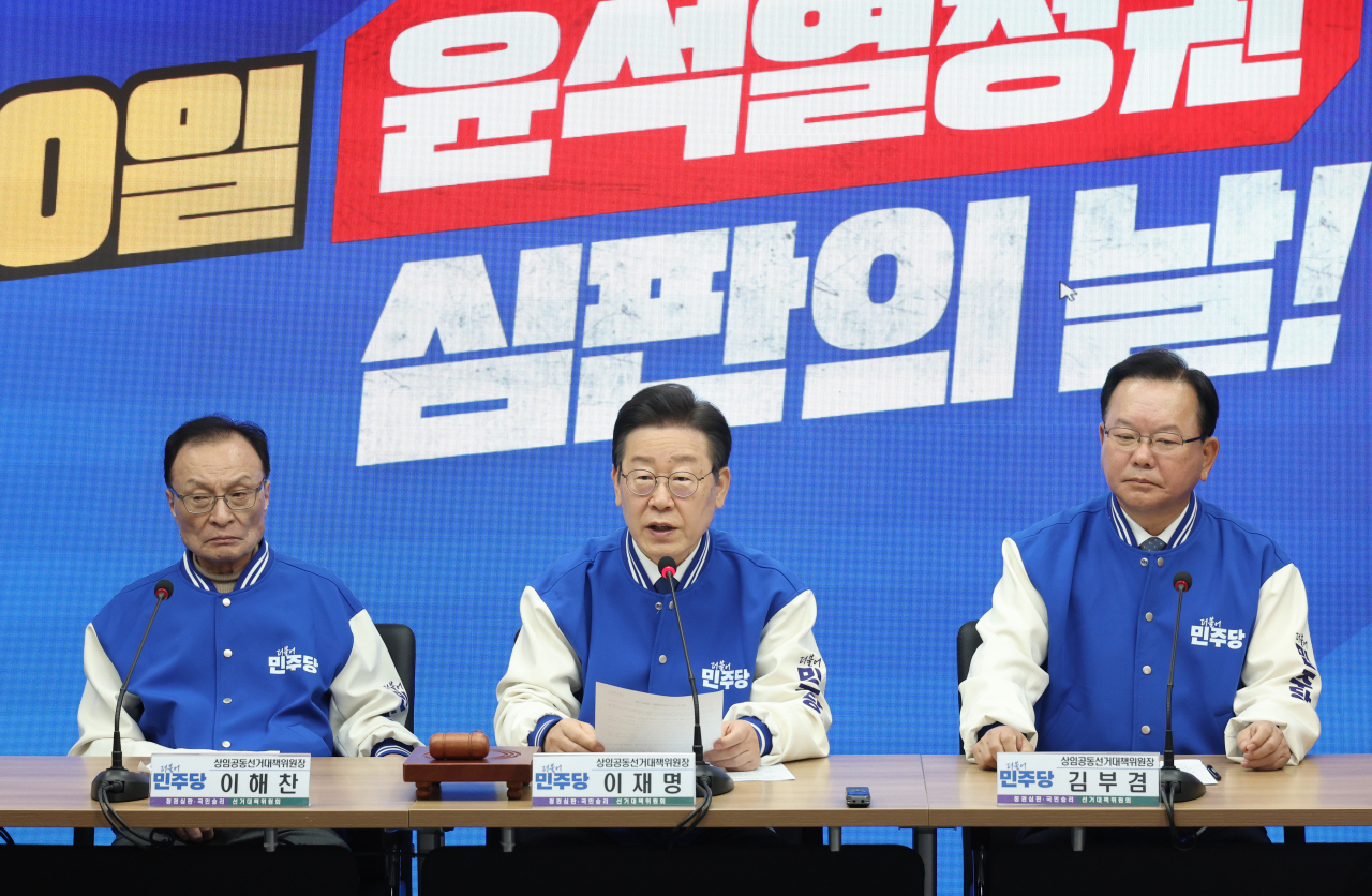 더불어민주당 선거대책위원회 상임공동선대위원장을 맡은 이재명 대표(가운데)와 이해찬 전 대표(왼쪽), 김부겸 전 국무총리. 사진은 13일 여의도 당사에서 열린 중앙선거대책회의. [연합]