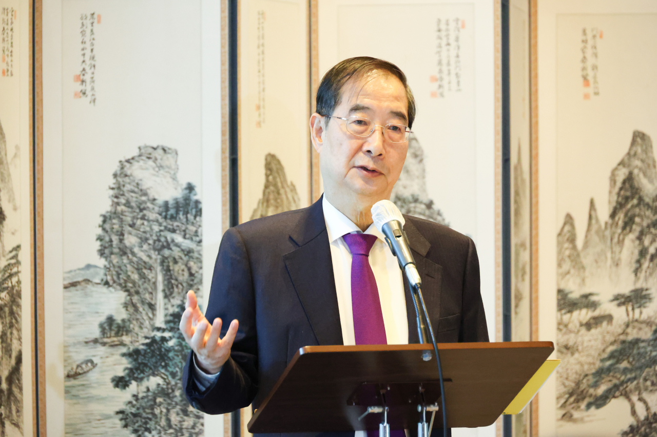 한덕수 국무총리가 12일 세종 총리공관에서 열린 만찬 기자간담회에서 질의에 답변하고 있다. [국무총리실 제공]