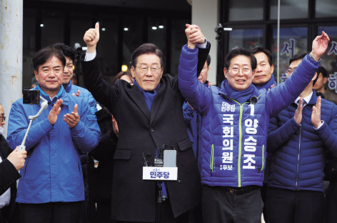 한동훈 국민의힘 비상대책위원장이 지난 12일 서울 영등포구 타임스퀘어를 방문해 시민들에게 김영주(영등포갑)·박용찬(영등포을) 후보의 지지를 호소하고 있다(위쪽). 이재명 더불어민주당 대표와 양승조 홍성·예산 국회의원 후보가 지난 11일 충남 홍성군 홍성시장을 방문해 시민들에게 인사하고 있다. [연합]