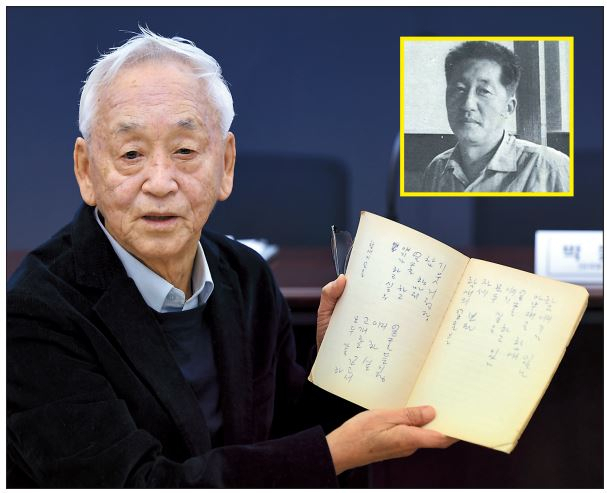 박목월 시인 장남인 박동규 서울대 명예교수가 12일 오전 서울 중구 한국프레스센터에서 열린 박목월 시인 미발표 육필 시 공개 기자회견에 앞서 박목월 시인 육필 시 노트를 들어보이고 있다. 작은 사진은 박목월 시인의 생전 모습 [연합]
