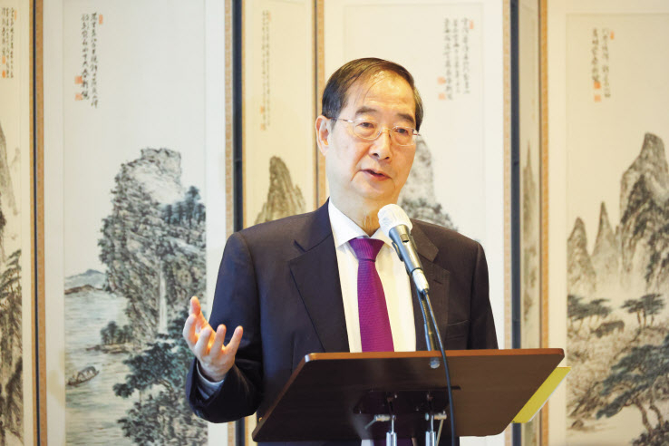 한덕수 국무총리가 12일 세종 총리공관에서 열린 만찬 기자간담회에서 질의에 답변하고 있다. [국무총리실 제공]