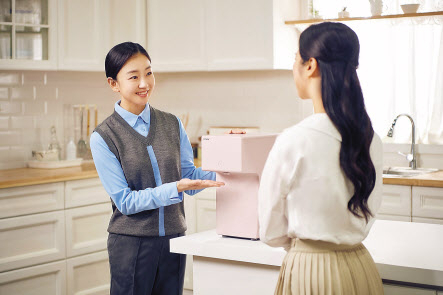 코웨이 코디가 고객의 자택을 직접 방문, 서비스를 하고 있다. [코웨이 제공]