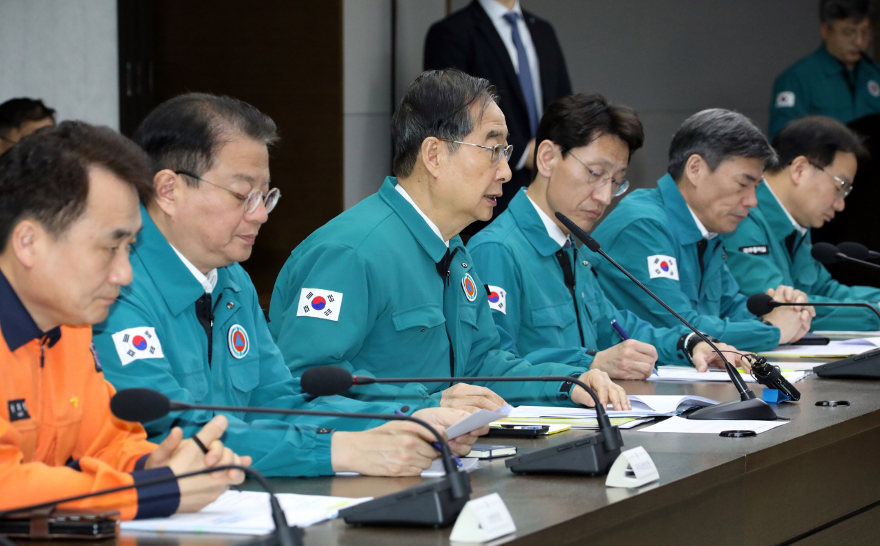 한덕수 국무총리가 13일 오전 정부세종청사 총리실 영상회의실에서 열린 ‘의사 집단행동 중앙재난안전대책본부’ 회의에서 발언하고 있다.[연합]