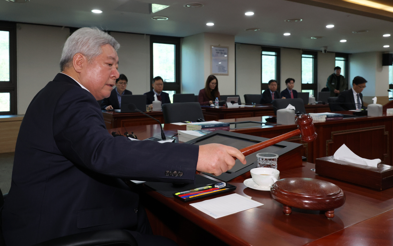 김홍일 방송통신위원장이 13일 과천정부청사에서 단통법 시행령 개정에 따른 관련 고시 제개정(안) 등을 의결하기 위해 열린 14차 방송통신위원회를 주재하고 있다. [연합]