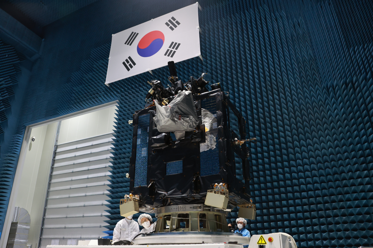 한국항공우주연구원 연구진이 한국형달탐사선 다누리의 전자파 시험을 실시하고 있다.[한국항공우주연구원 제공]