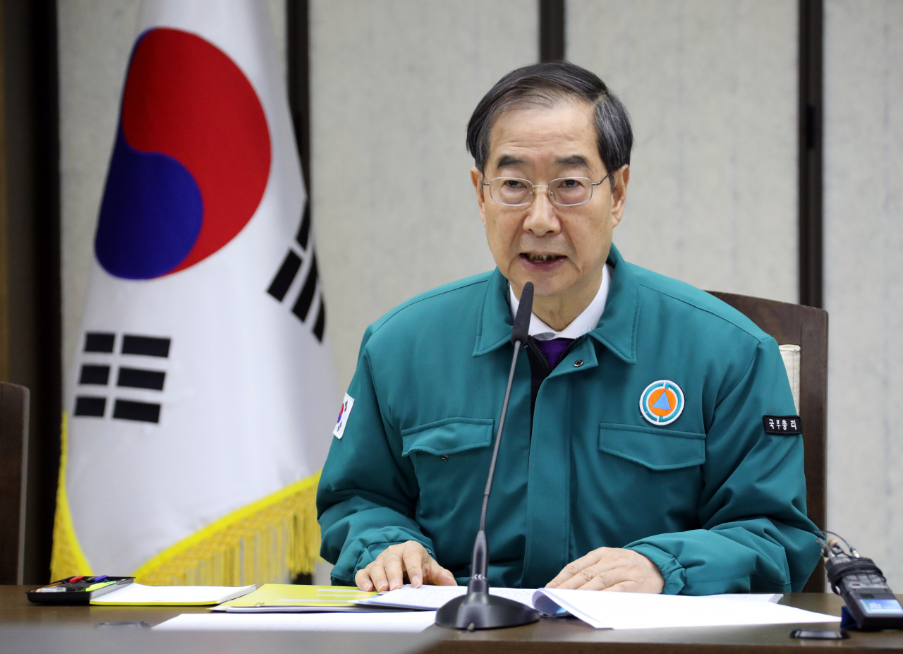한덕수 국무총리가 13일 오전 정부세종청사 총리실 영상회의실에서 의사 집단행동 중앙재난안전대책본부 회의를 주재하고 있다. [연합]