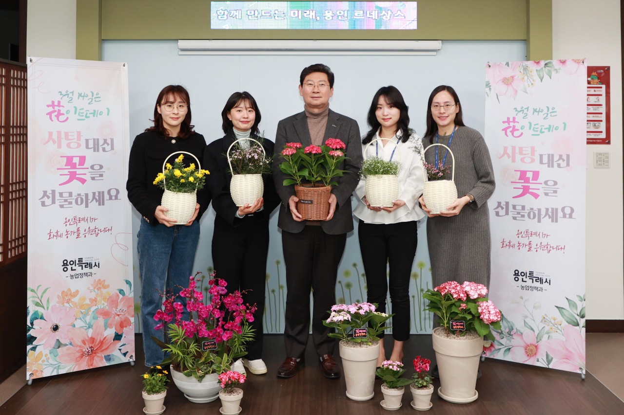 이상일 용인특례시장이 13일 오전 집무실에서 직원들과 화사한 꽃과 화분을 들고 사탕 대신 꽃을 선물하는 ‘花이트 데이’ 캠페인에 동참했다.[용인시 제공]
