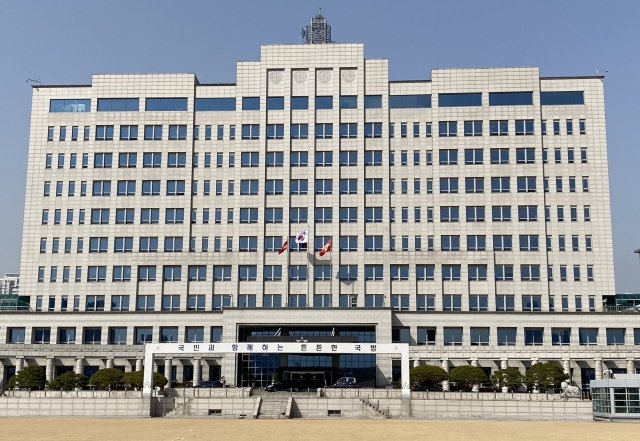 한미가 12일 서울 용산 국방부에서 최신 ICT 정책을 공유하고 5G와 사이버보안 분야 협력을 강화하기 위해 ‘제4차 한미 정보통신기술(ICT) 협력위원회’를 개최했다고 국방부가 13일 밝혔다. 한미 대표단은 11일에는 수원 삼성전자 반도체 생산공장을 방문해 5G 등 정보통신 분야의 발전 및 성과를 체험하는 시간을 가졌다. 국방부 청사. [연합]