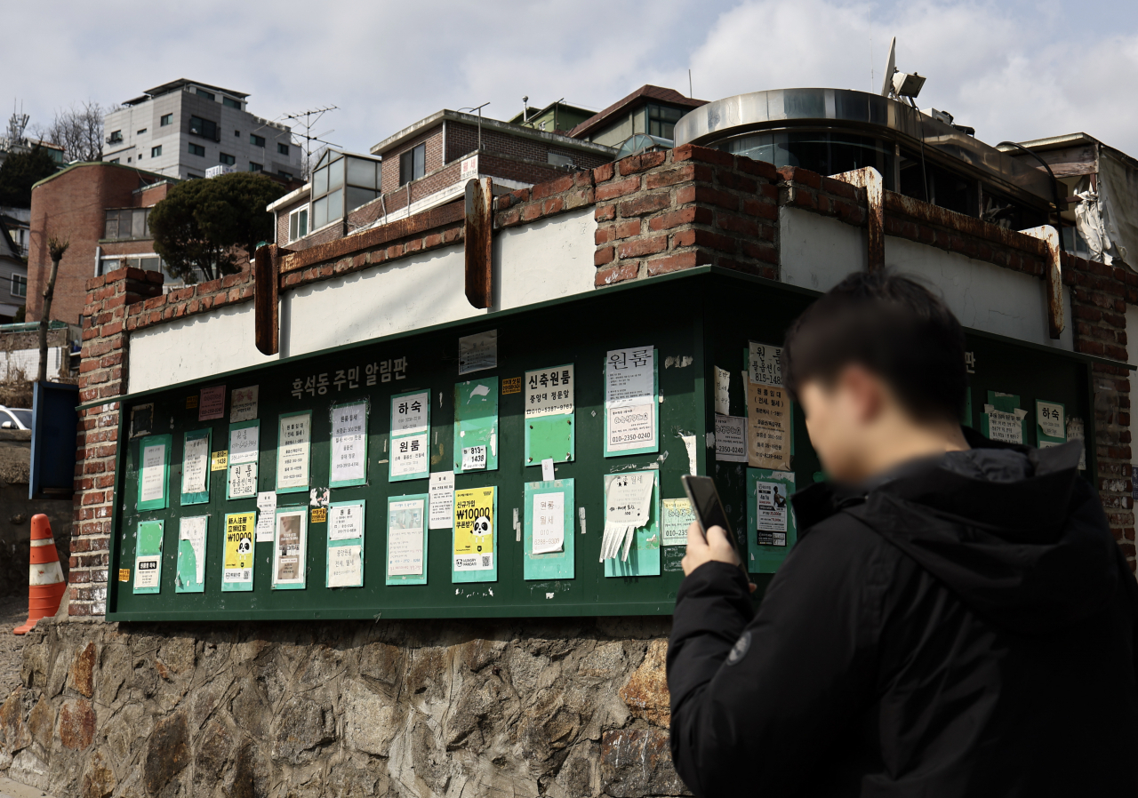 새학기를 맞은 6일 서울의 한 대학교 앞에 월세 관련 전단지가 부착돼 있다. [연합]