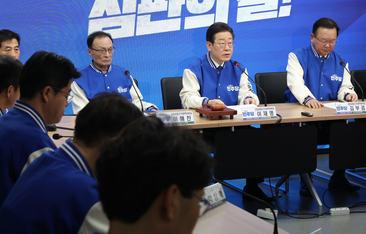 더불어민주당 선거대책위원회 상임공동선대위원장을 맡은 이재명 대표(가운데)와 이해찬 전 대표(왼쪽), 김부겸 전 국무총리. 사진은 13일 여의도 당사에서 열린 중앙선거대책회의 모습. [연합]