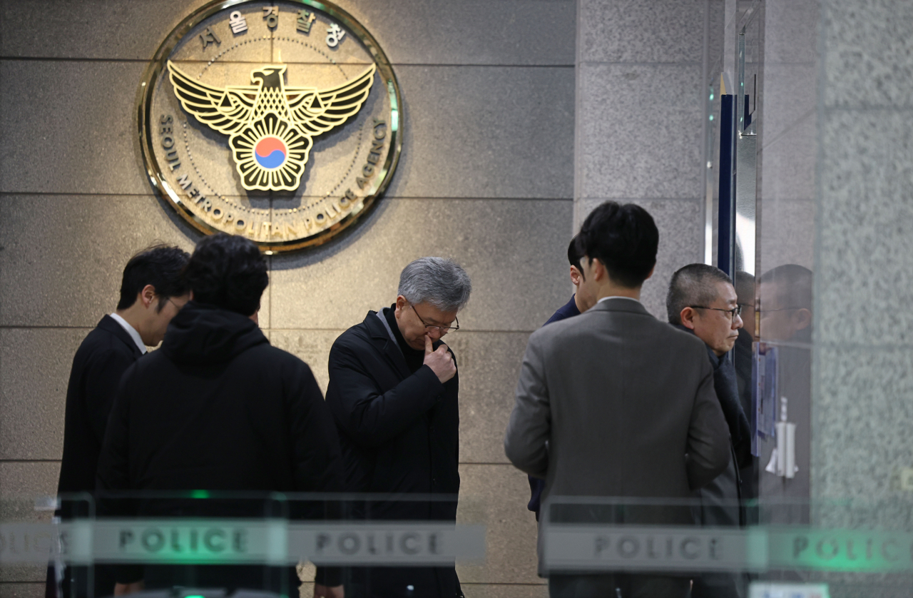 김택우 대한의사협회 비상대책위원장(왼쪽 세번째)과 박명하 비대위 조직강화위원장(오른쪽)이 지난 12일 오전 전공의 집단 사직 공모 의혹과 관련한 경찰 소환 조사를 받기 위해 서울 마포구 서울경찰청 공공범죄수사대로 출석하고 있다. [연합]