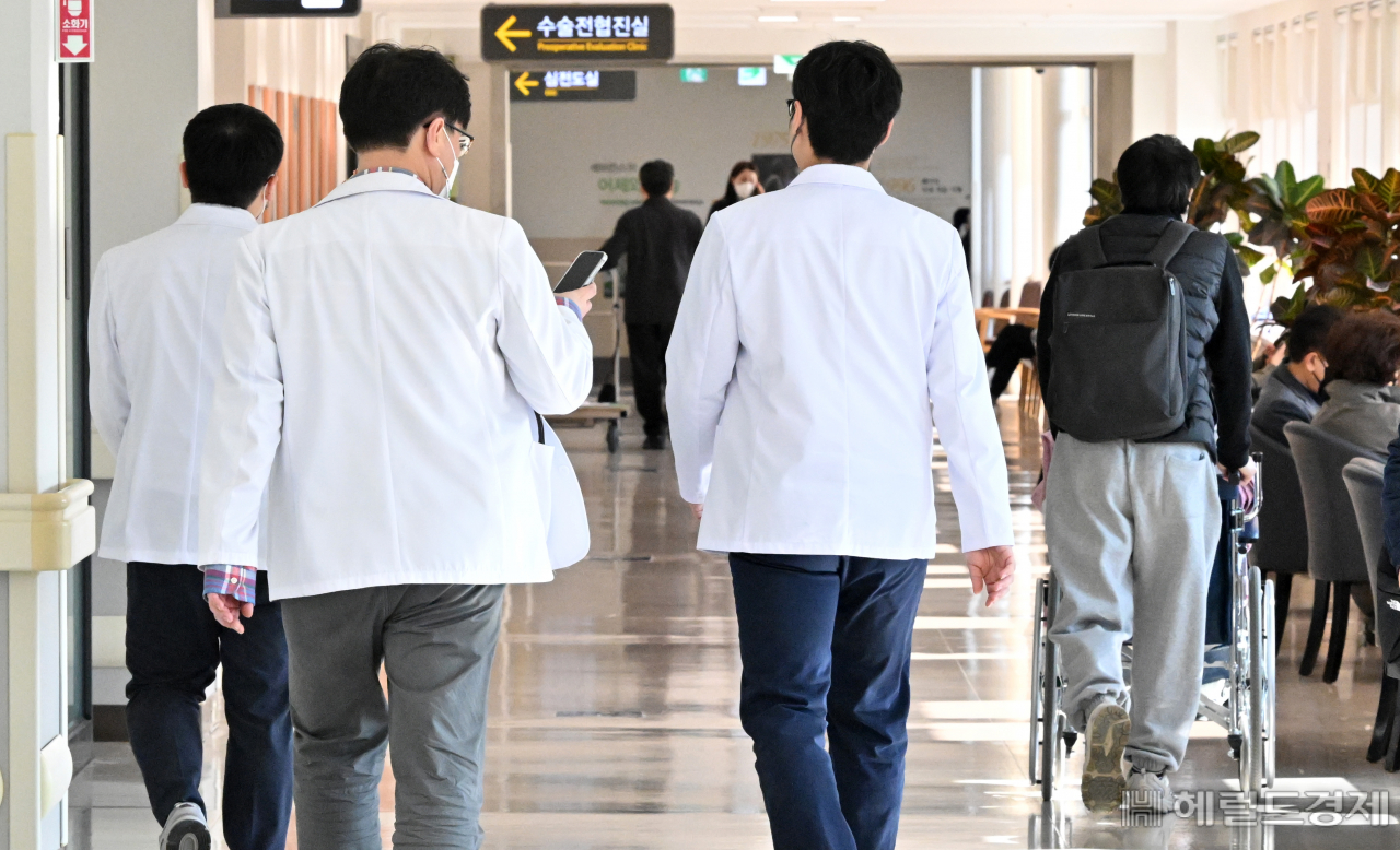 지난 13일 정부에서 상급종합병원에 파견한 군의관과 공중보건의사(공보의)들이 진료를 시작했다. 사진은 13일 오전 서울 서대문구 세브란스 병원에서 의사들이 복도를 지나고 있는 모습. 임세준 기자