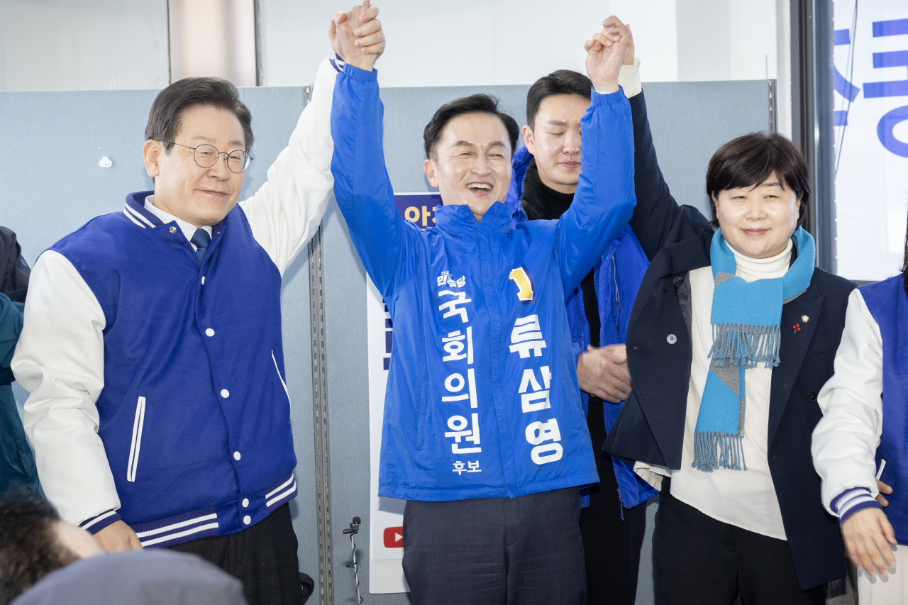 이재명 더불어민주당 대표가 13일 서울 동작을에 출마한 류삼영 후보 사무실을 방문하고 있다. [연합]