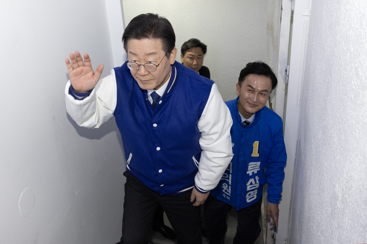 이재명 더불어민주당 대표가 13일 서울 동작을에 출마한 류삼영 후보 사무실을 방문하고 있다. [연합]