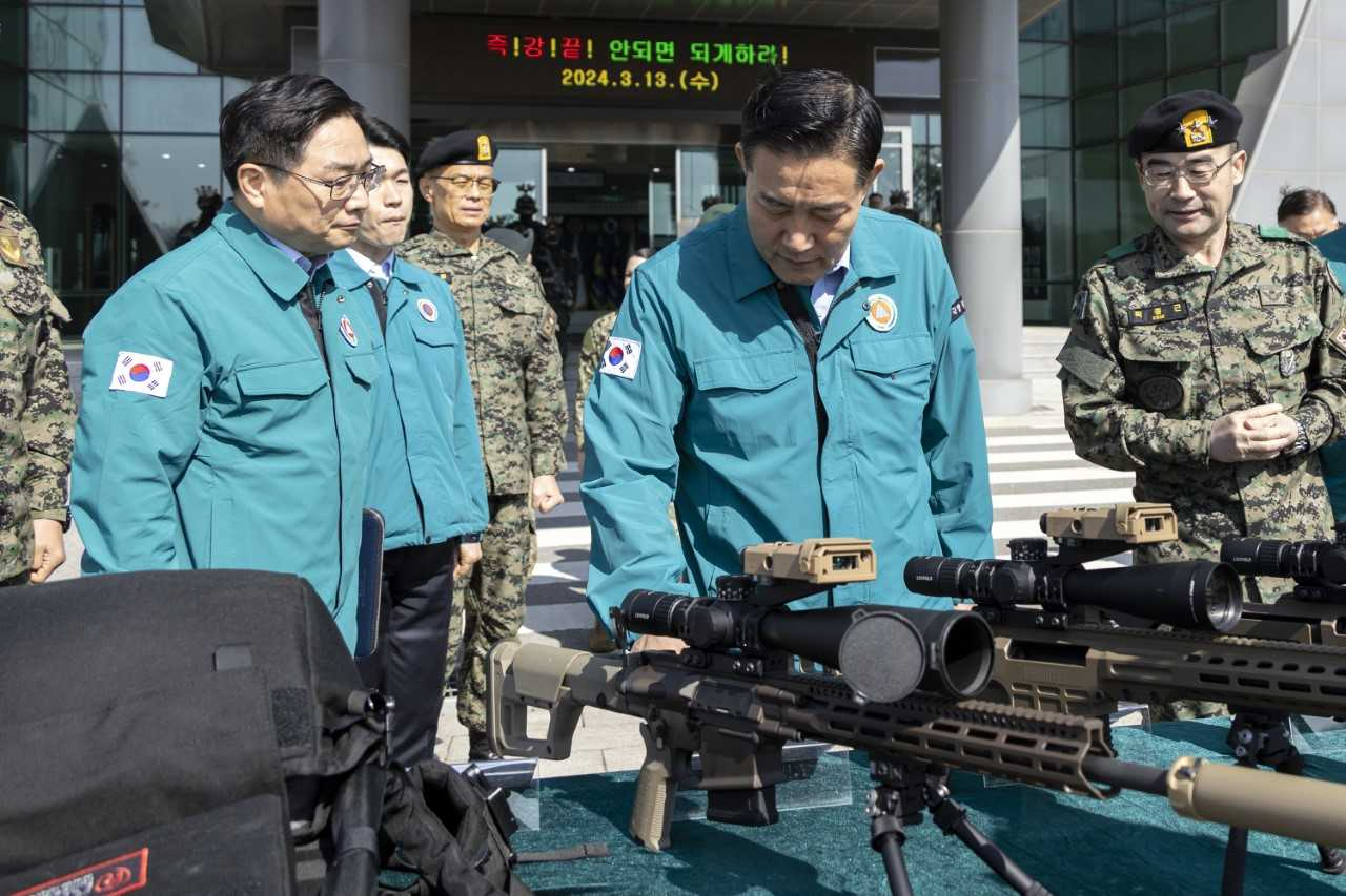 신원식 국방부 장관이 한미연합연습 ‘자유의 방패’(FS)가 막바지에 접어든 13일 육군 특수전사령부를 방문해 대비태세를 점검했다. 국방부는 이날 이른바 ‘참수부대’로 불리는 특전사 특수임무여단이 참여한 한미 연합 특수타격훈련 모습도 공개했다. 신 장관이 특전사에서 저격수용 총기를 살펴보고 있다. [국방부 제공]