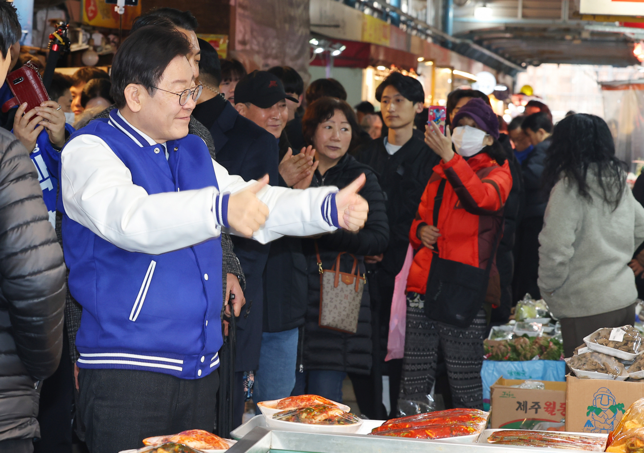 이재명 더불어민주당 대표가 12일 오후 인천 연수구 옥련시장을 방문해 시민들에게 인사하고 있다. [연합]