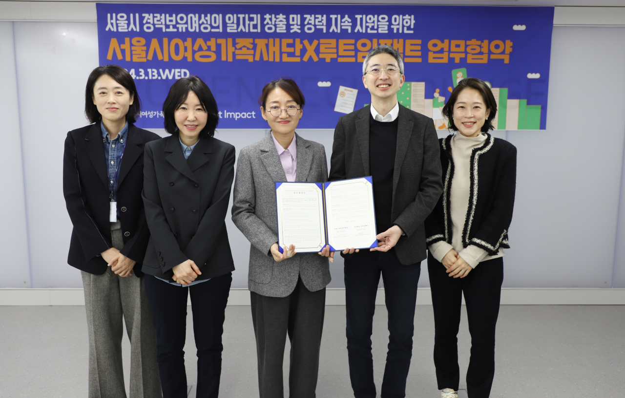 서울시는 임신·출산·육아로 직장을 그만둬야 했던 3040 경력보유여성에게 인턴십 기회를 제공해 재취업을 돕는 ‘서울우먼업 인턴십’을 올해 110개 기업과 함께 개최한다고 13일 밝혔다. 사진은 서울우먼업 인턴십을 위해 서울시여성가족재단과 비영리 사단법인 루트임팩트의 업무협약 장면.[서울시 제공]