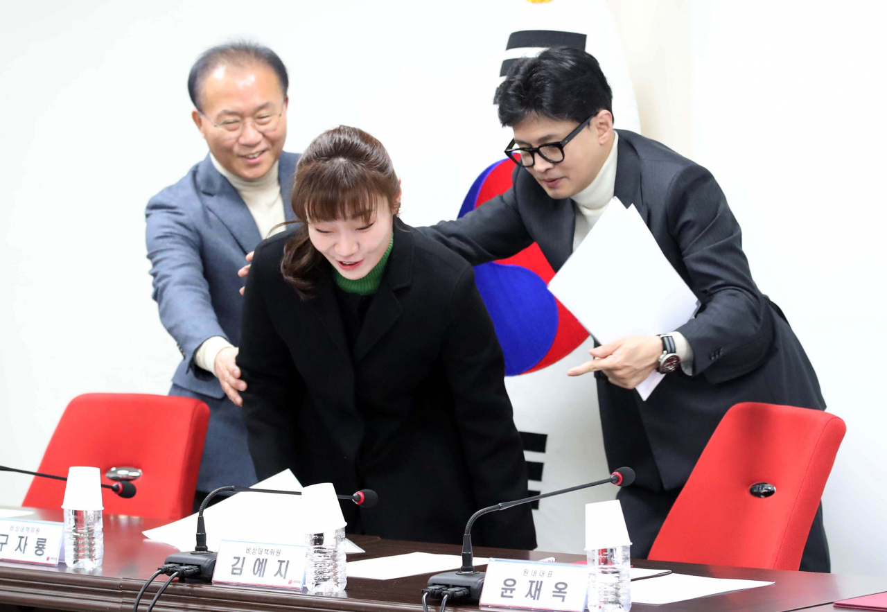 한동훈 국민의힘 비상대책위원장이 지난달 22일 서울 여의도 중앙당사에서 열린 비상대책위원회의에 참석하면서 김예지 비대위원의 자리를 안내하고 있다. 이상섭 기자
